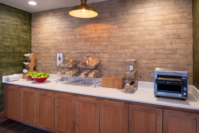 Food & Drinks 5, Fairfield Inn & SUI by Marriott Bakersfield Centr, Kern