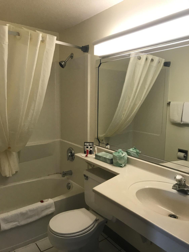 Bathroom 3, Super 8 by Wyndham Aberdeen East, Brown