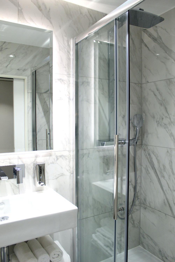 Bathroom 2, NOX Richmond, London