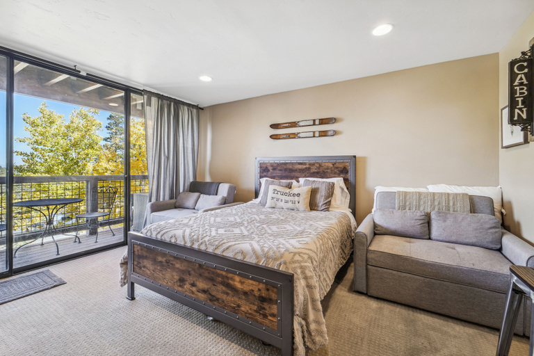 Bedroom 1, On-site Skiing: Truckee Studio w/ Balcony, Nevada