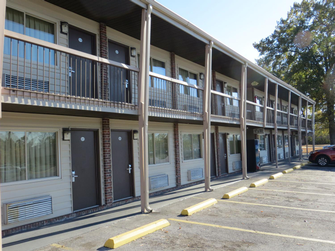 Redwood Inn, Etowah