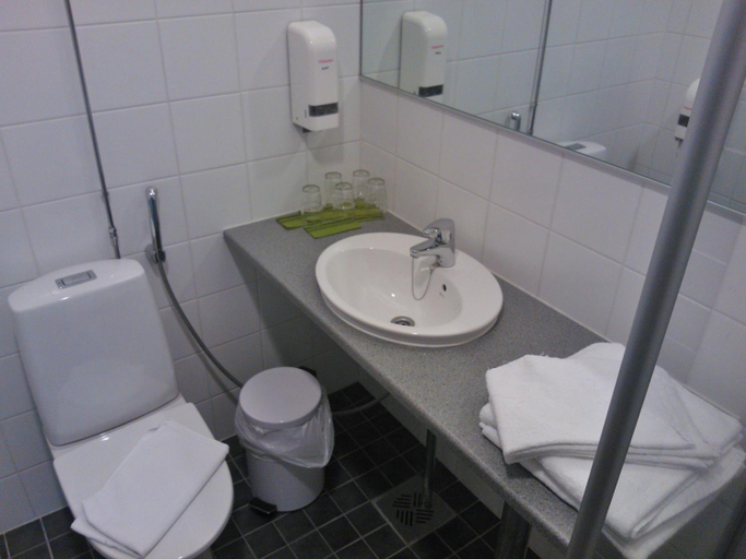 Bathroom 2, Hotel Tuulonen, Tavastia Proper