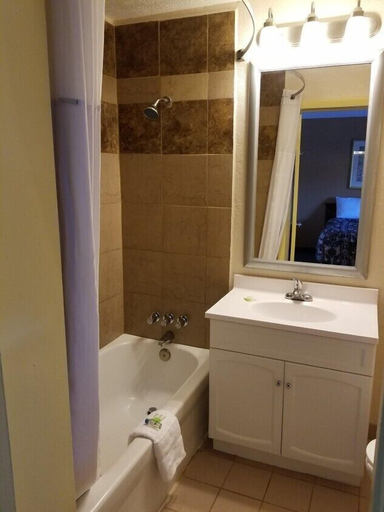 Bathroom 3, Best Budget Inn, Perry