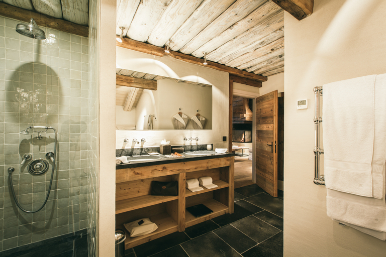 Bathroom 16