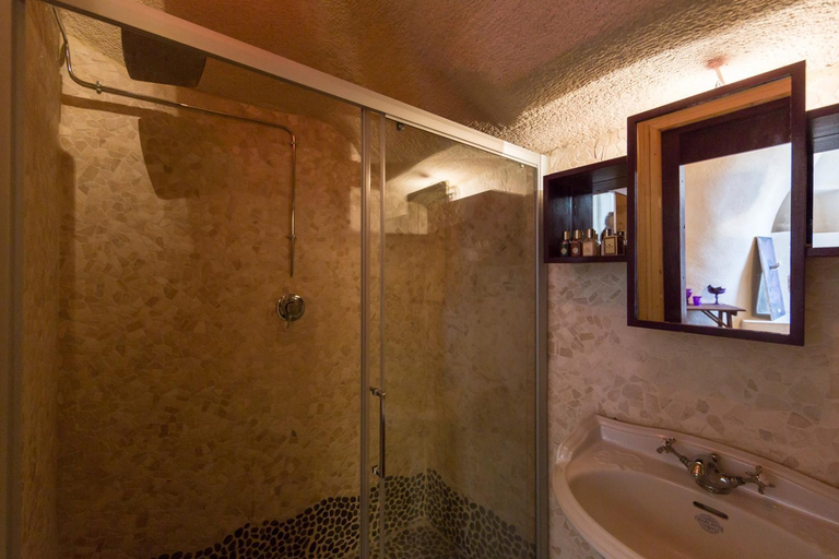 Bathroom 3, Maison d'Ax, Matera