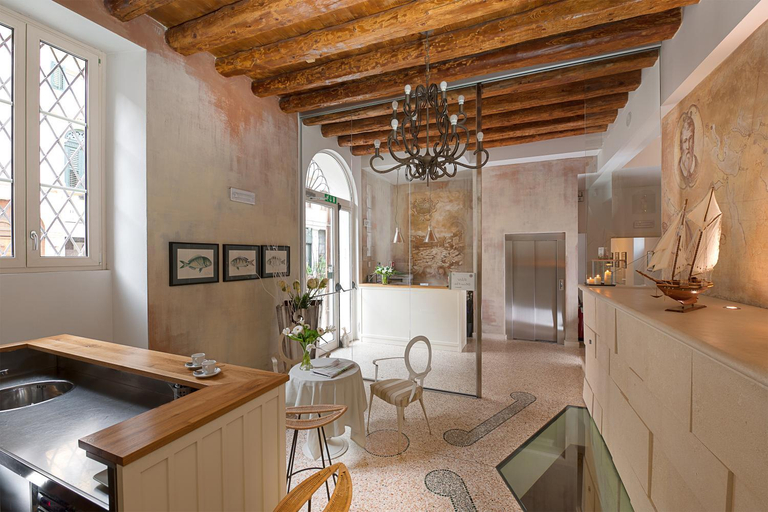 Public Area 4, Gallery Room, Verona