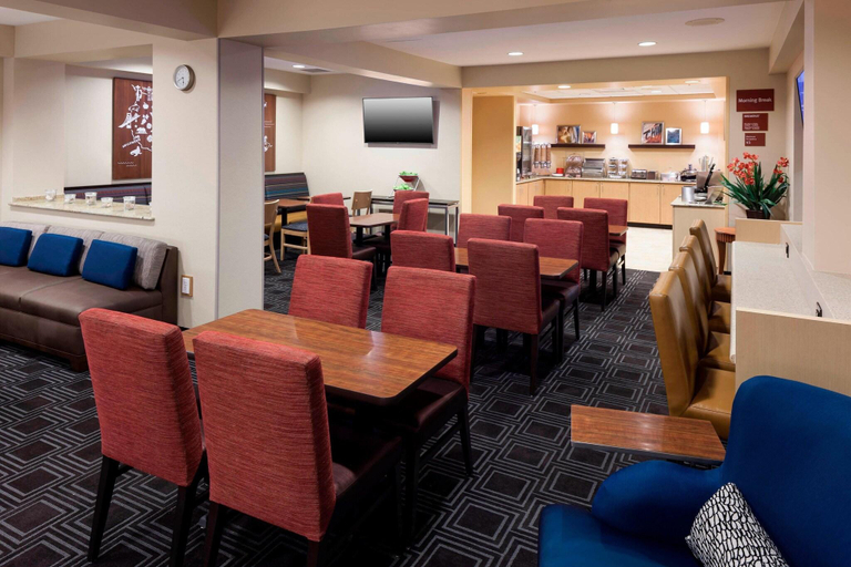 Food & Drinks 5, TownePlace Suites Suffolk Chesapeake, Suffolk