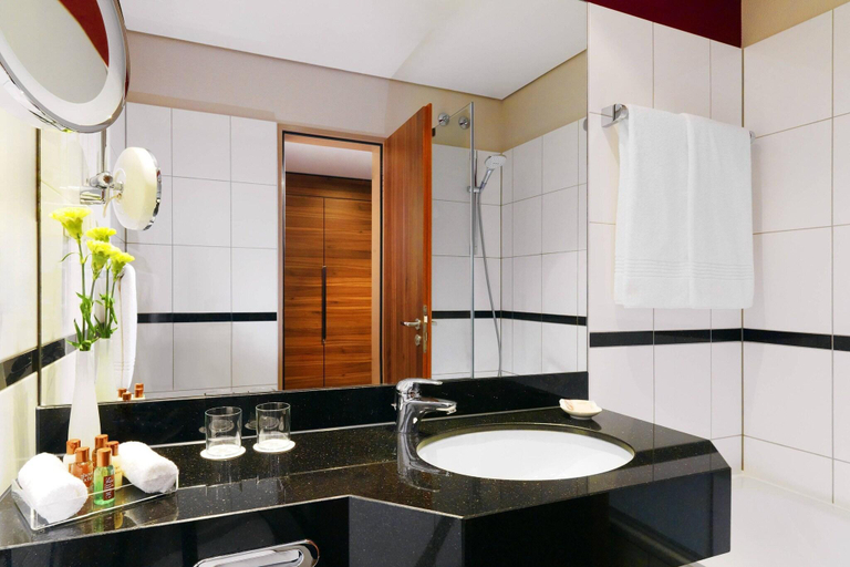 Bathroom 4, Sheraton Düsseldorf Airport, Düsseldorf