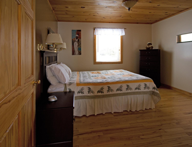 Bedroom 2, MacKenzie's Motel & Cottages, Shelburne