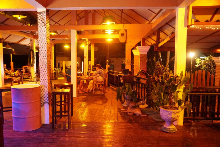 Food & Drinks 1, The Boathouse, Khong
