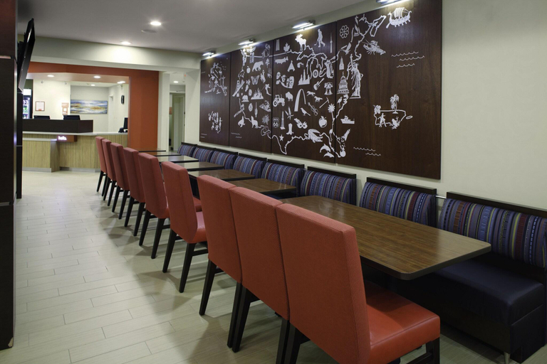 Food & Drinks 5, TownePlace Suites Detroit Canton, Wayne