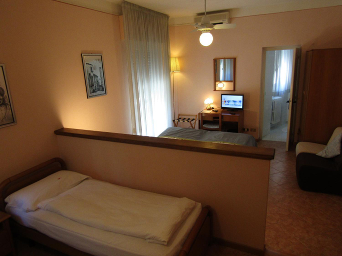 Bedroom 3, Hotel Menapace, Verona