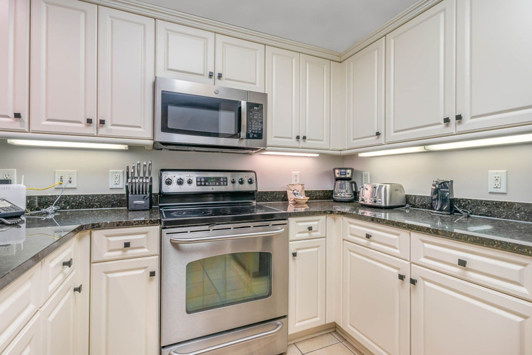 Private kitchen 5, Splendid 3 bedroom, 3 bath condo - 408 Royale Palms 3 Condo, Horry