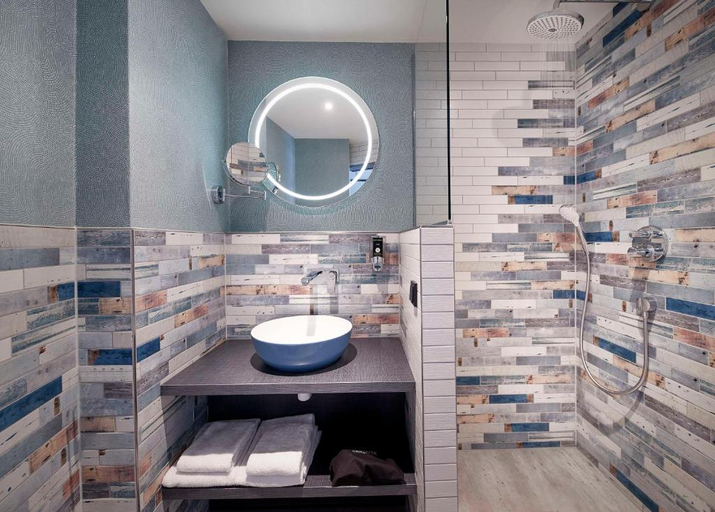 Bathroom 5, DoubleTree by Hilton Rotterdam Centre, Rotterdam