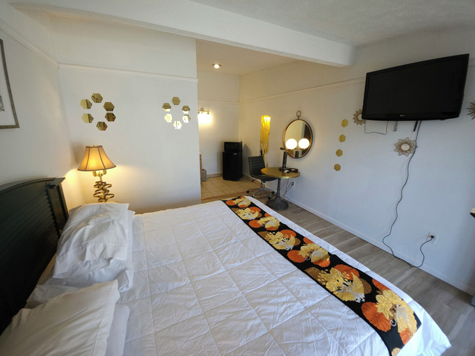 Bedroom 3, Casino Motel, Monroe