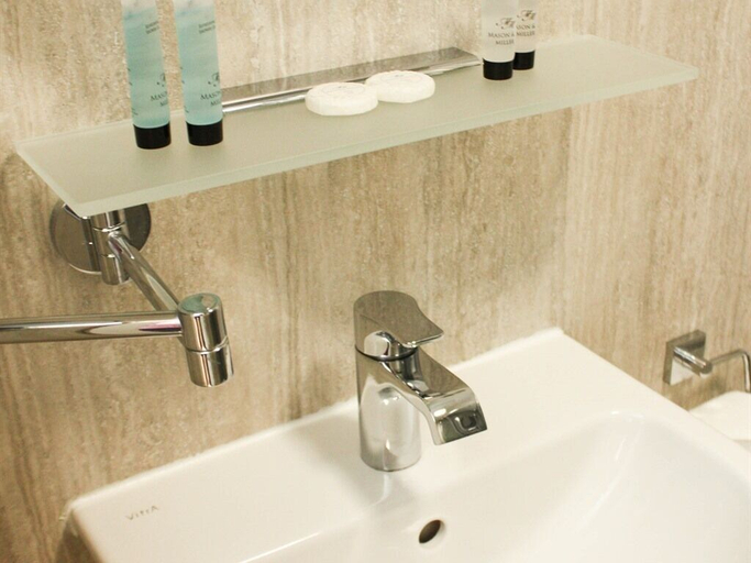 Bathroom 3, The Queens Head Hotel, Derbyshire