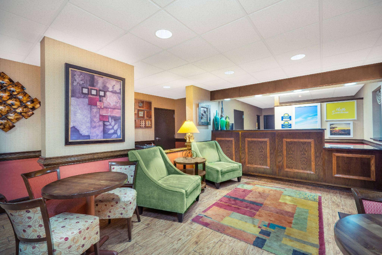 Public Area 2, Days Inn by Wyndham Asheville Downtown North, Buncombe