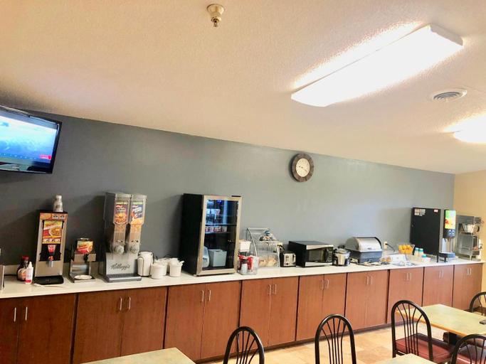 Food & Drinks 5, Super 8 by Wyndham Huron, Beadle