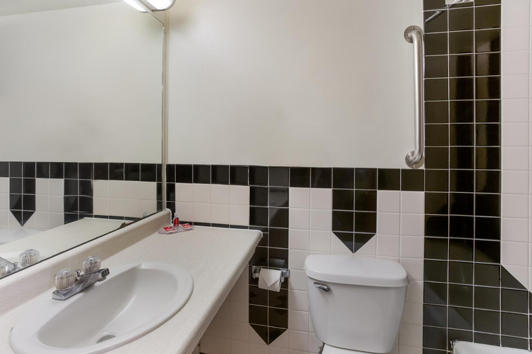 Bathroom 2, Malone Inn, Franklin