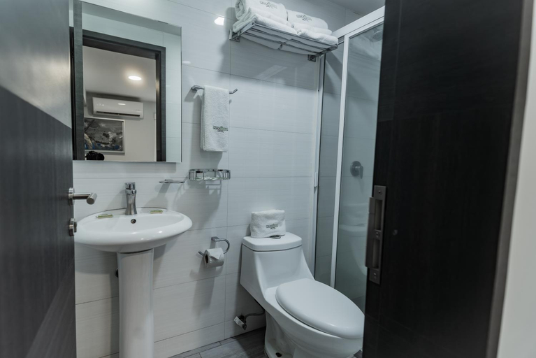 Bathroom 3, HOTEL LEMON GREEN -Zona Expo Frente al Centro de Convenciones, Guadalajara