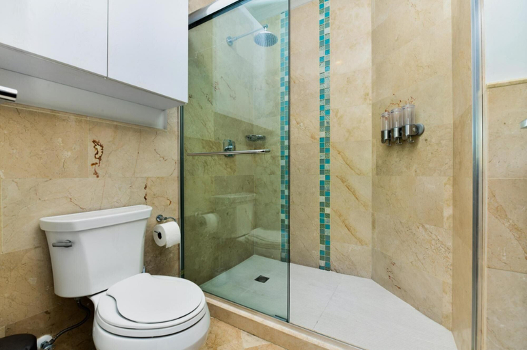 Bathroom 3, Amazing 1BR 2BA Condo Great Location w Pool GYM