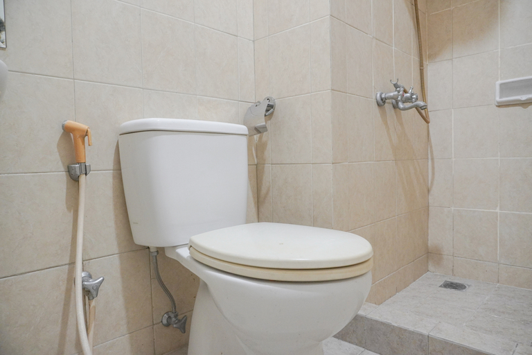 Bathroom 5, Great Choice and Restful 3BR Marina Ancol Apartment By Travelio, Jakarta Utara