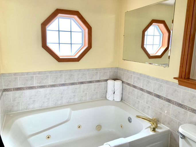 Bathroom 3, Abellona Inn & Suites, York