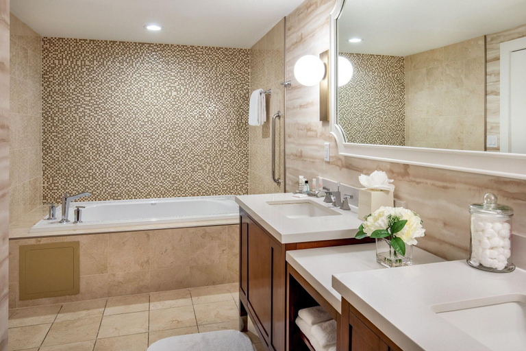 Bathroom 4, Peoria Marriott Pere Marquette, Peoria