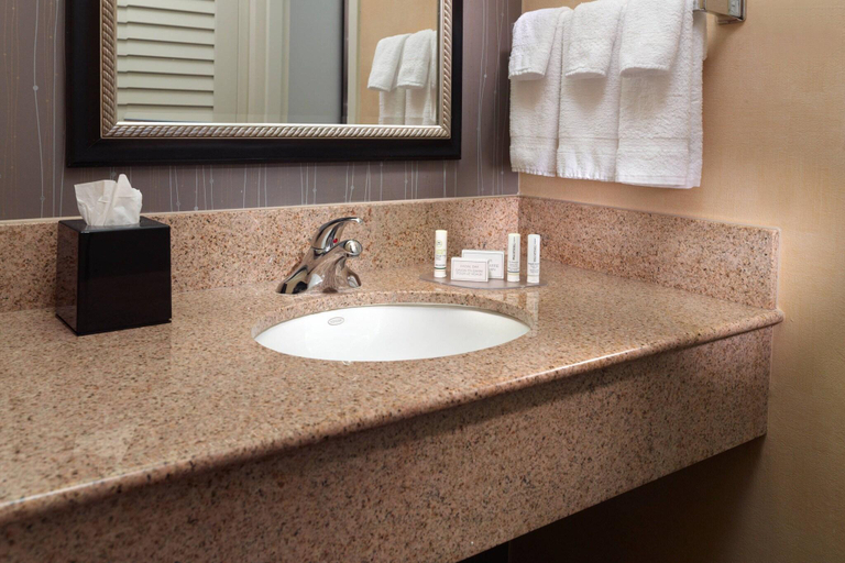 Bathroom 5, Courtyard Atlanta Duluth/Gwinnett Place, Gwinnett