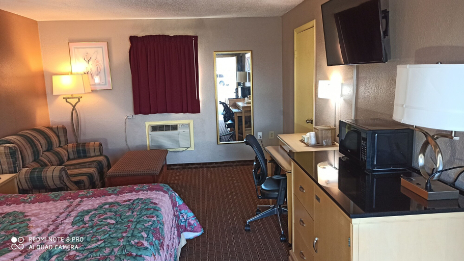 Bedroom 5, Best Budget Inn, Perry