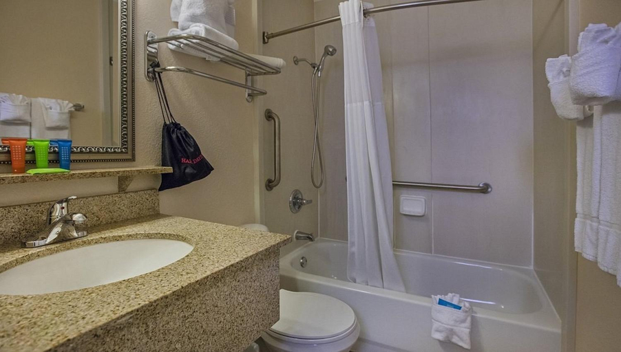 Others 1, 2 Bed Condo with Balcony Facing Pool and Sunsets!, Hillsborough