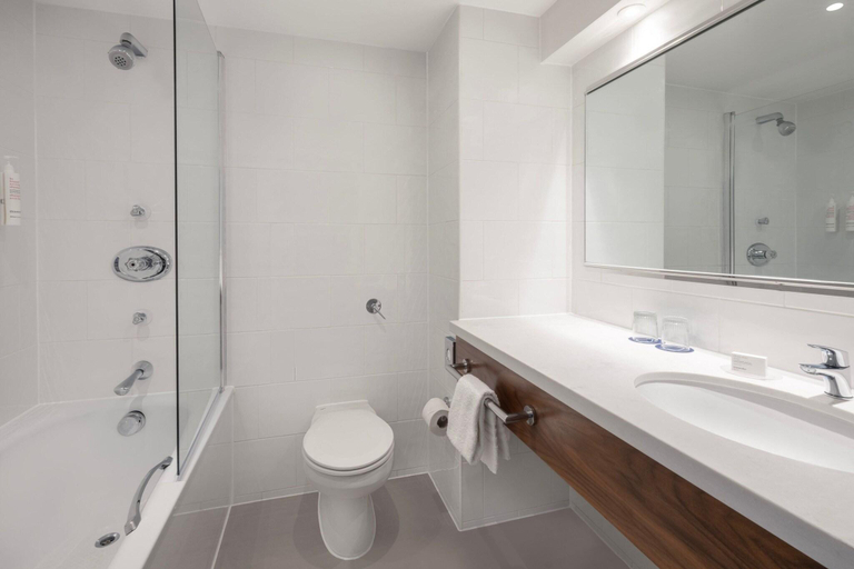Bathroom, Delta Hotels by Marriott Swansea, Swansea