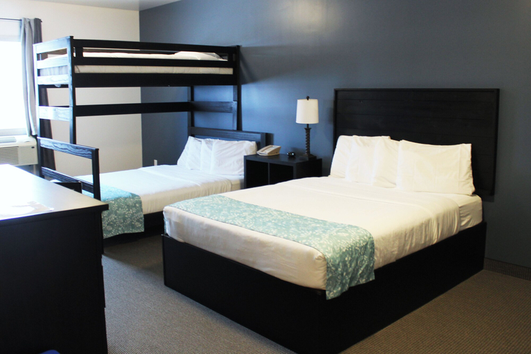 Bedroom 2, Roadhouse 52 Inn & Suites, Division No. 2