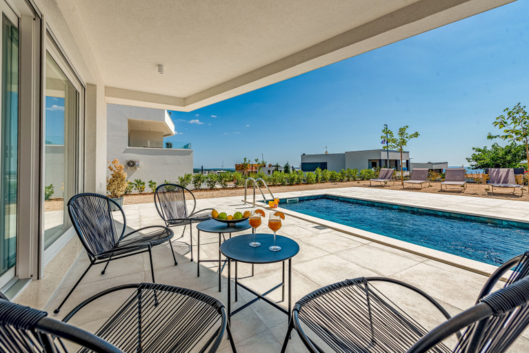 Others 5, Apartments Twins with pools, Novalja