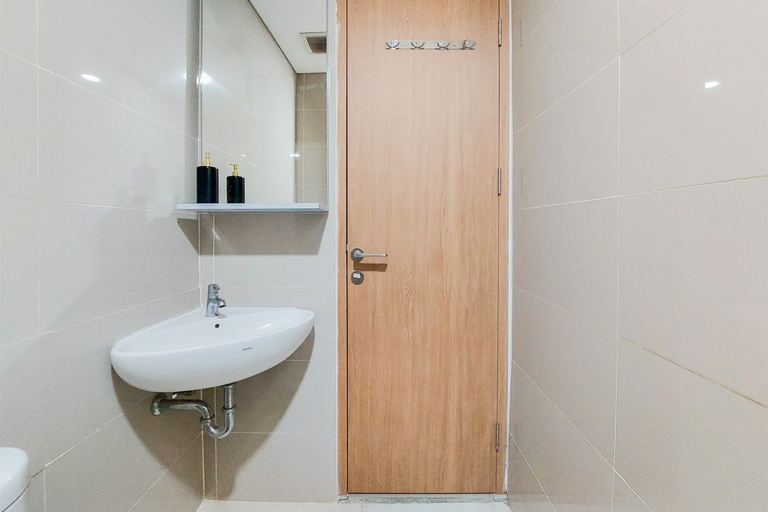 Bathroom 5, Homey and Restful Studio Apartment B Residence By Travelio, Tangerang Selatan