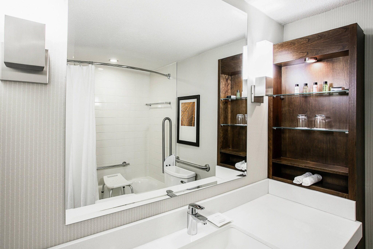 Bathroom 5, Delta Hotels Quebec City, Communauté-Urbaine-de-Québec