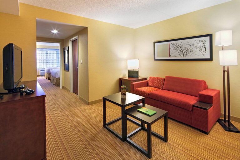 Bedroom 3, Courtyard By Marriott, Middlesex