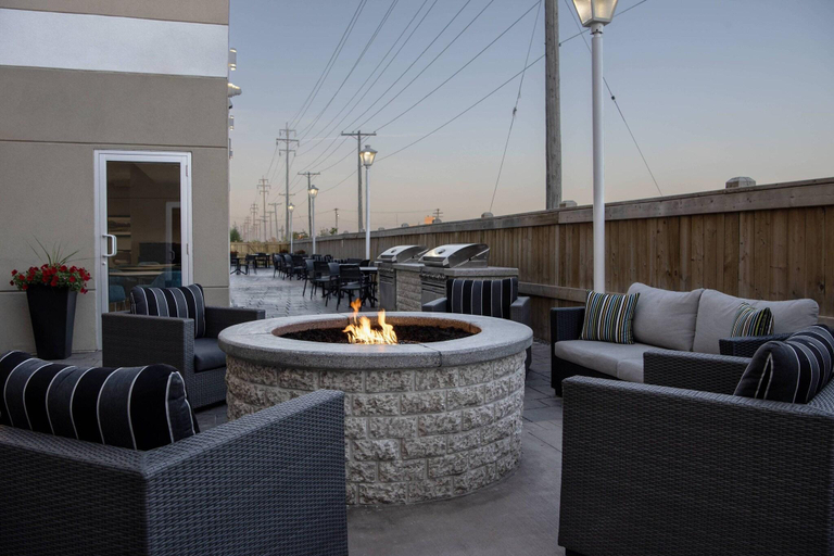 Food & Drinks 5, Fairfield Inn & Suites Winnipeg, Division No. 11