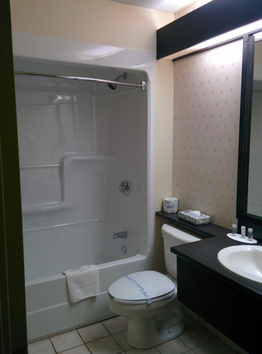 Bathroom, Days Inn by Wyndham Montmagny, Montmagny