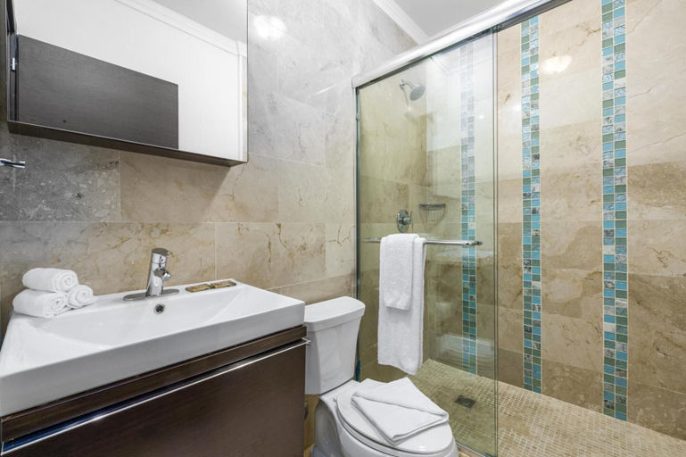 Bathroom, Beautiful One Bedroom Ground Level Palmaruba