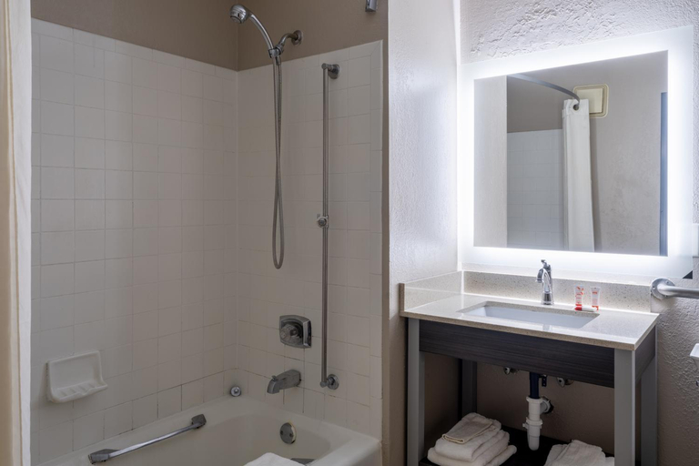 Bathroom 4, Super 8 By Wyndham Merrillville/Gary Area, Lake