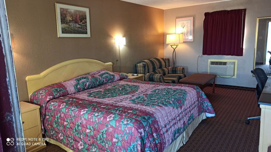 Bedroom 2, Best Budget Inn, Perry