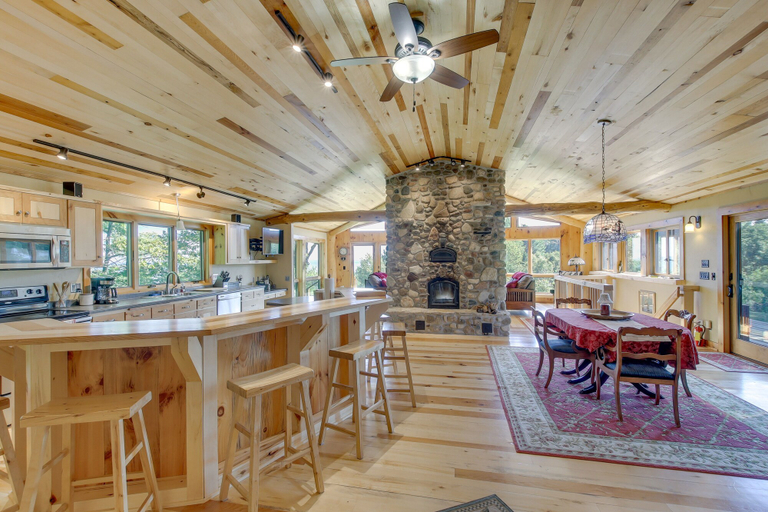 Food & Drinks, Idyllic Sturgeon Bay Cabin w/ Fire Pit + View, Door