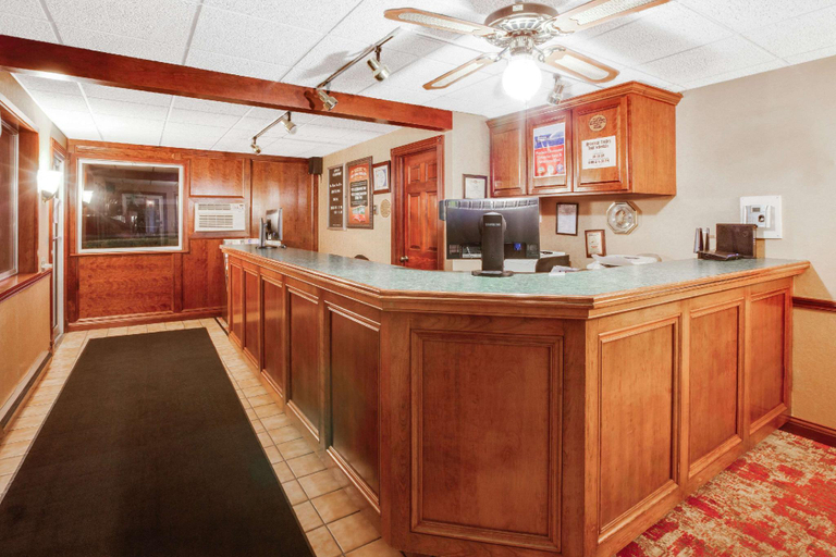 Public Area 2, Super 8 by Wyndham Mackinaw City/Beachfront Area, Cheboygan