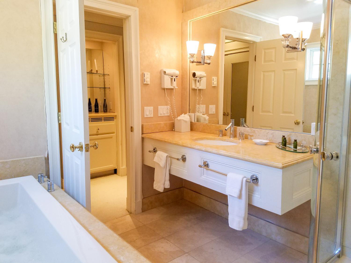 Bathroom 3, THE COPPER BEECH INN BED AND BREAKFAST - ADULT ONLY, Middlesex