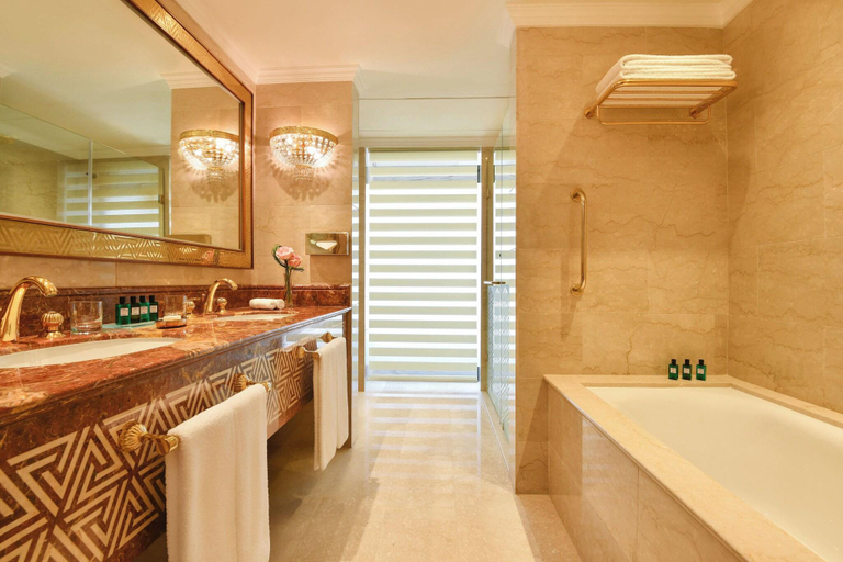 Bathroom 5, Sheraton Grand Doha Resort & Convention Hotel, Doha