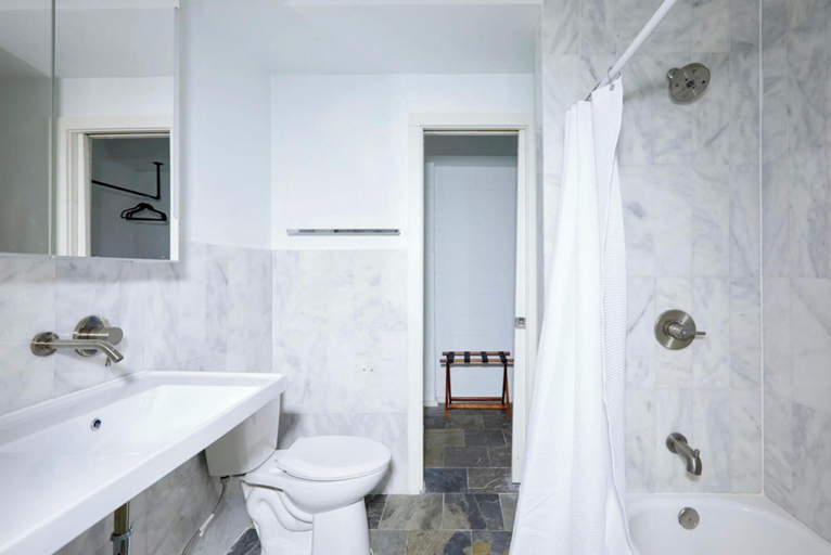 Bathroom 4, Roami at The Mandeville, Orleans