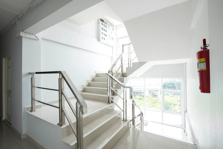 Exterior & Views 12
