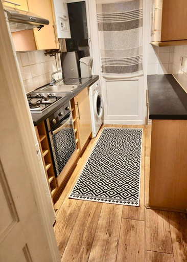 Others 5, Spacious 3-bed House With Free Parking, London