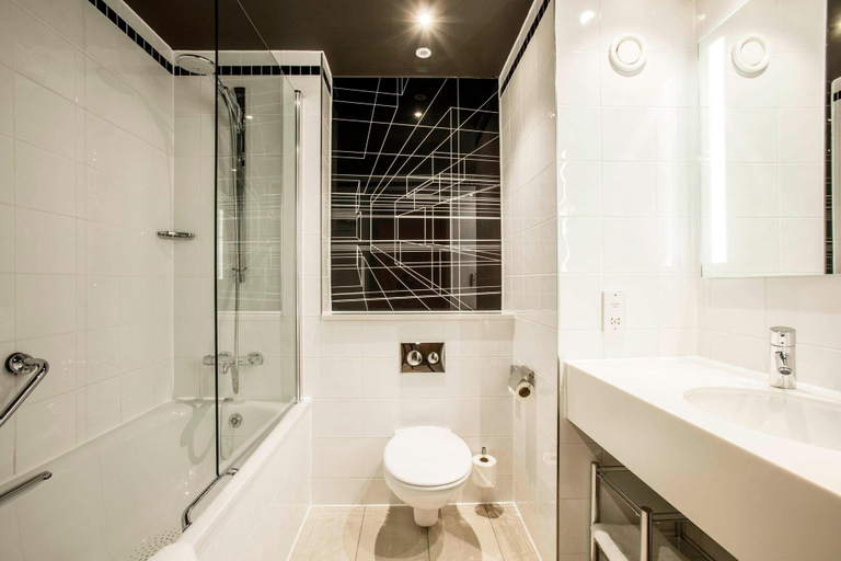 Bathroom 4, AC Hotel by Marriott, Manchester Salford Quays, Manchester